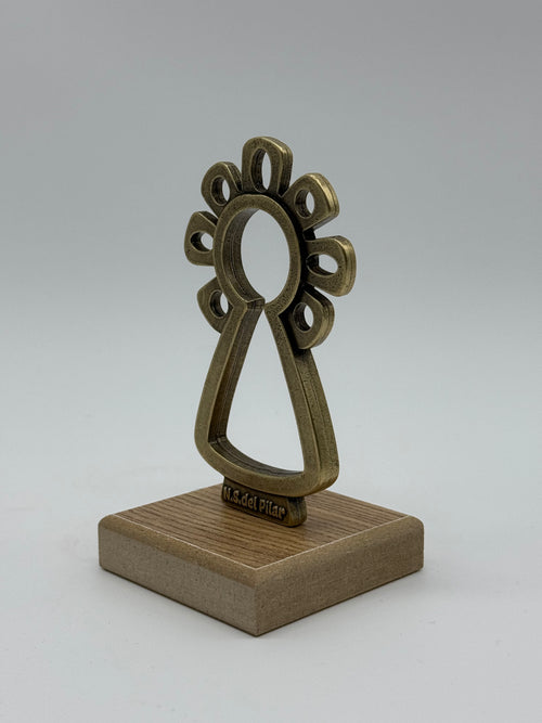 Figura Minimalista de la Virgen del Pilar 13cm – Diseño Metálico en Color Oro con Base de Madera